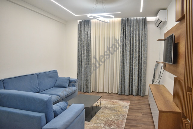 Apartament 2+1 per qira ne rrugen Ram Sadria ne Tirane.
Apartamenti pozicionohet ne katin e 4 te nj